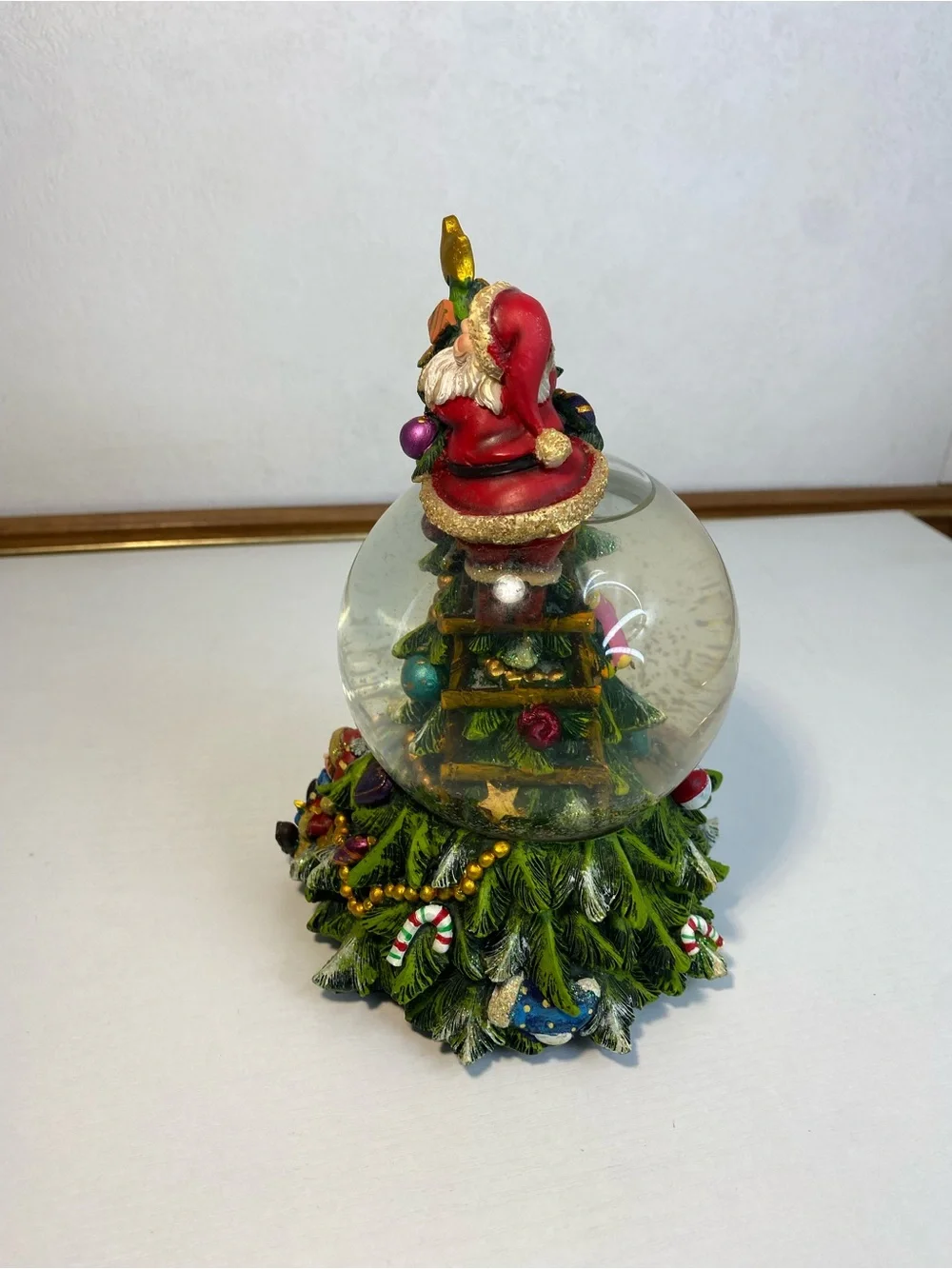 Dekohelden24 Charming Snow Globe on The Christmas Tree, with Santa Clause